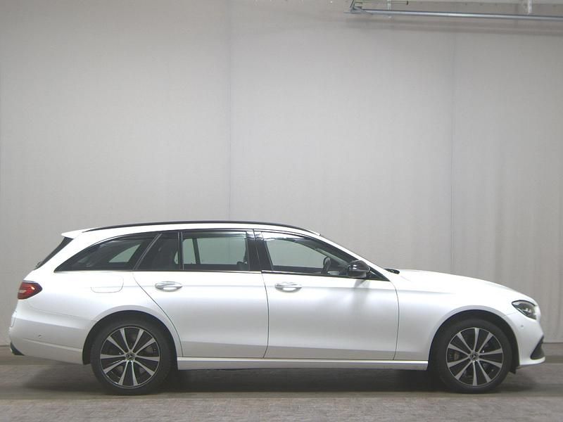 Gebraucht Mercedes E300 Avantgarde 306 PS (225 kW) 2022 Weiss Limousine