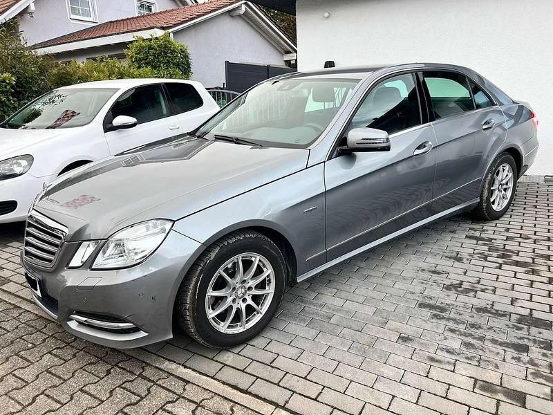 Palladiumsilber metalliclack Gebraucht 2012 Mercedes E220 Limousine | 9.000 € (Superpreis) - Bild 1/4