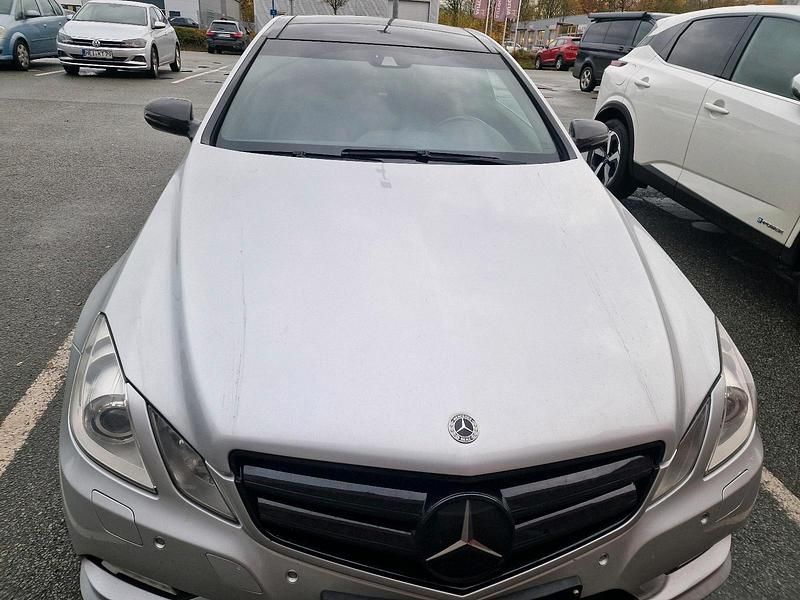 Grau Gebraucht 2010 Mercedes E500 Coupé | 14.690 € (Fairer Preis) - Bild 1/4