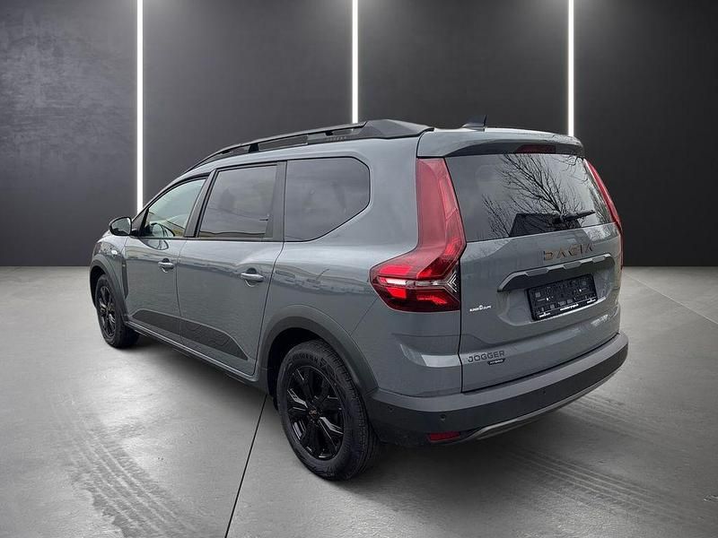 Neu Dacia Jogger Extreme 141 PS (103 kW) 2025 Grau Van / Kleinbus