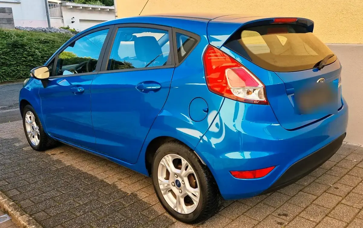 Gebraucht Ford Fiesta 65 PS (47 kW) 2014 Blau Kleinwagen