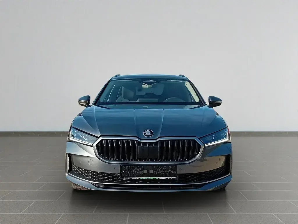 Neu Skoda Superb Selection 204 PS (150 kW) 2025 Grau Kombi