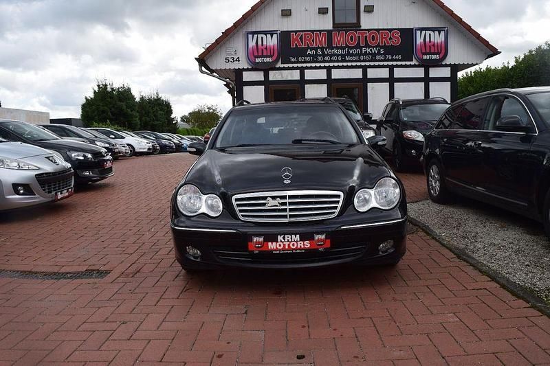 Schwarz Gebraucht 2004 Mercedes C220 Limousine | 4.490 € (Fairer Preis) - Bild 1/4