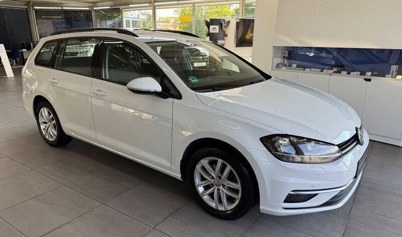 Pure white Gebraucht 2020 VW Golf VII Comfortline Kombi | 13.990 € (Fairer Preis) - Bild 1/4