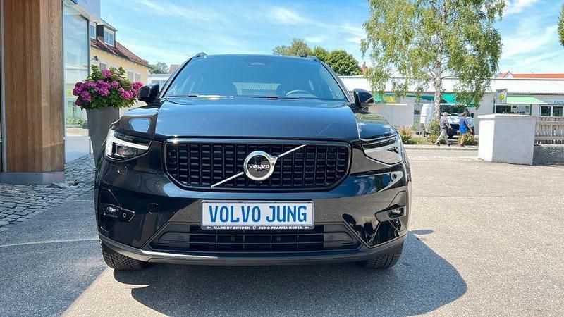 Onyx black metallic Gebraucht 2024 Volvo XC40 Plus SUV | 40.900 € (Fairer Preis) - Bild 1/4