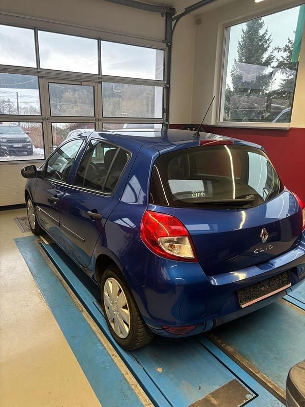 Gebraucht Renault Clio II 75 PS (55 kW) 2009 Blau Kleinwagen