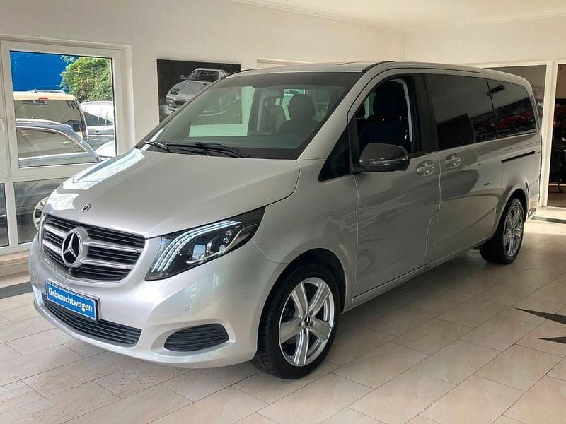 Brillantsilber Gebraucht 2018 Mercedes V200 Van / Kleinbus | 27.390 € (Guter Preis) - Bild 1/4
