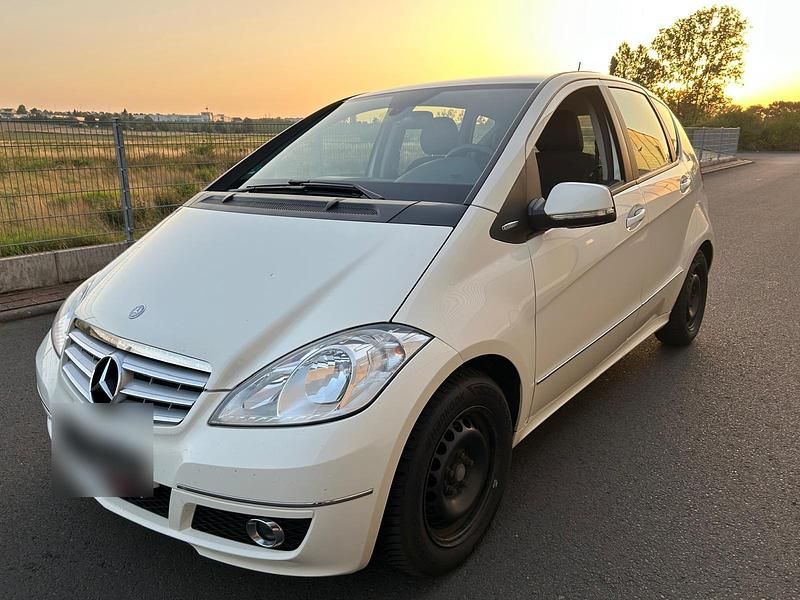 Weiß Gebraucht 2010 Mercedes A180 Kleinwagen | 2.990 € (Fairer Preis) - Bild 1/4