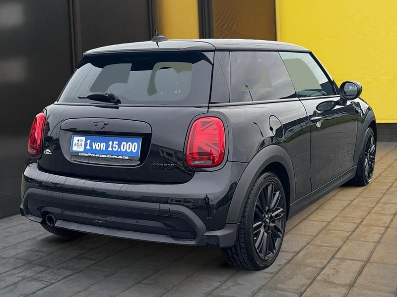 Gebraucht Mini Cooper 136 PS (100 kW) 2022 Schwarz metallic Kleinwagen