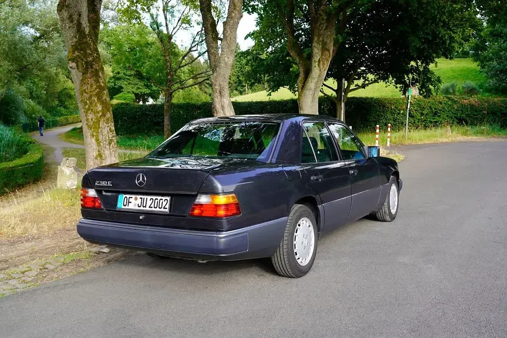Gebraucht Mercedes E230 169 PS (124 kW) 1991 Schwarz Limousine
