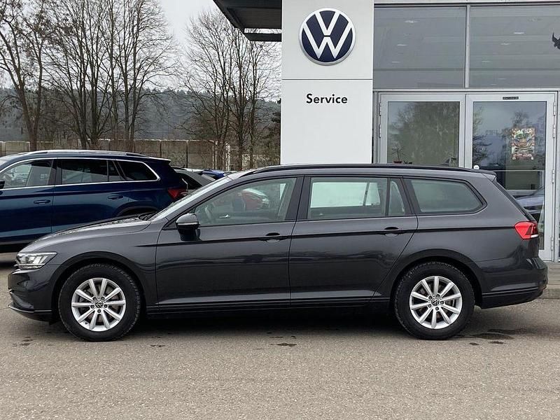 Gebraucht VW Passat 122 PS (89 kW) 2023 Grau Kombi