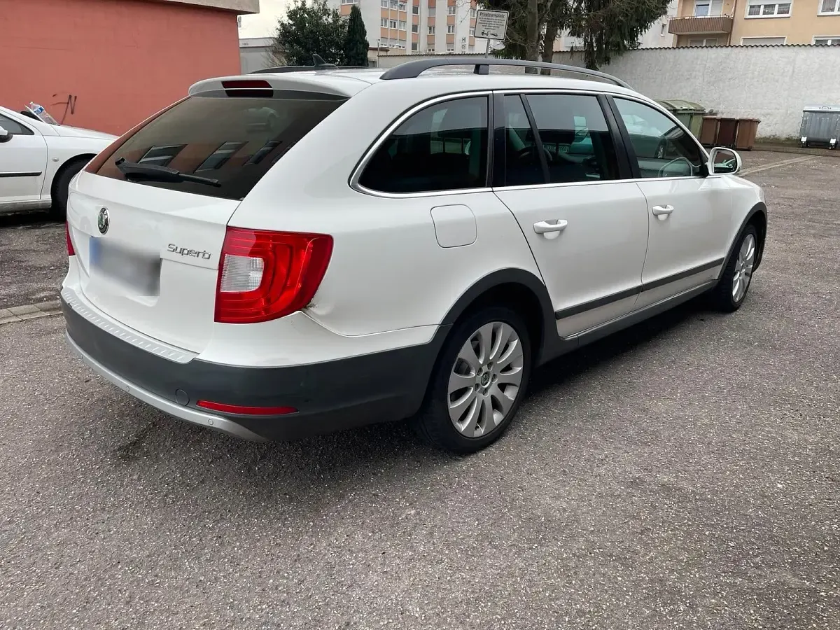 Gebraucht Skoda Superb 170 PS (125 kW) 2012 Weiß Kombi