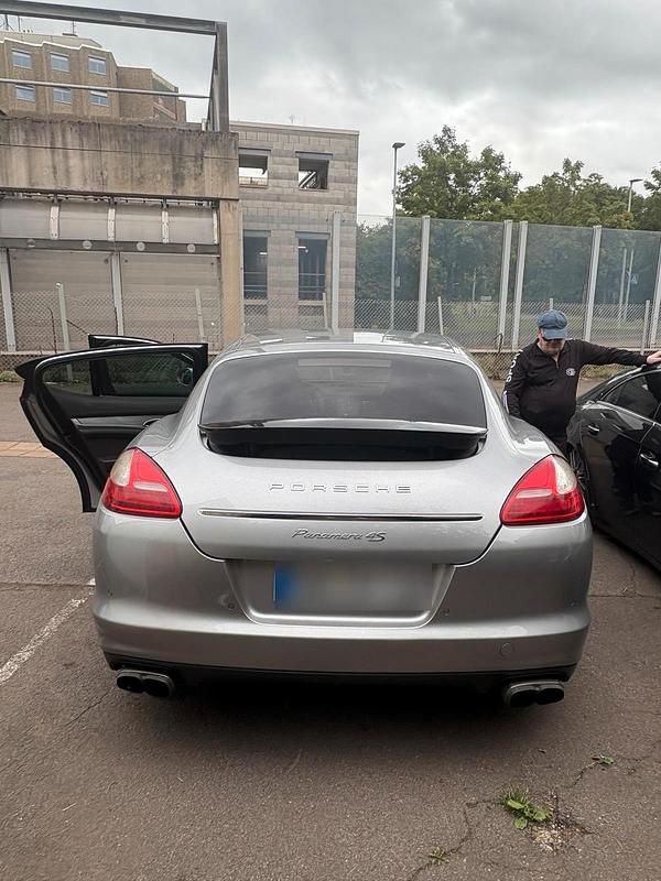Silber Gebraucht 2011 Porsche Panamera 4S Limousine | 20.000 € (Guter Preis) - Bild 1/4