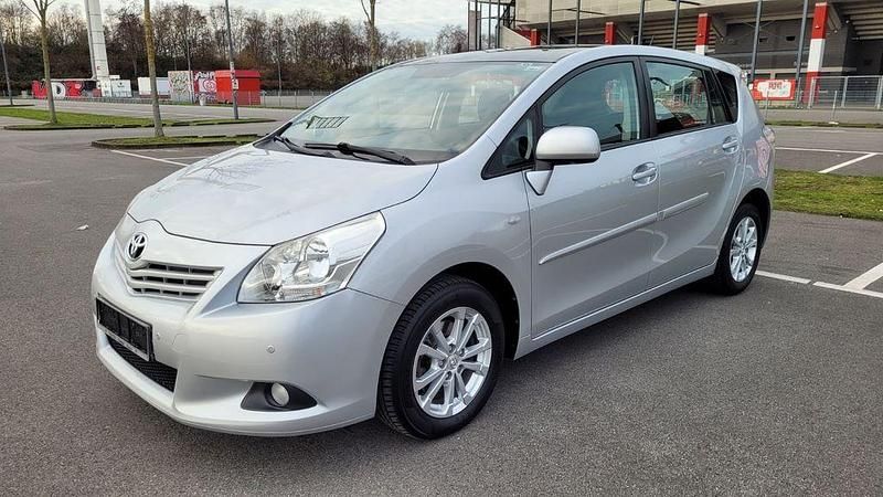 Silber Gebraucht 2011 Toyota Verso Life Van / Kleinbus | 6.490 € (Fairer Preis) - Bild 1/4