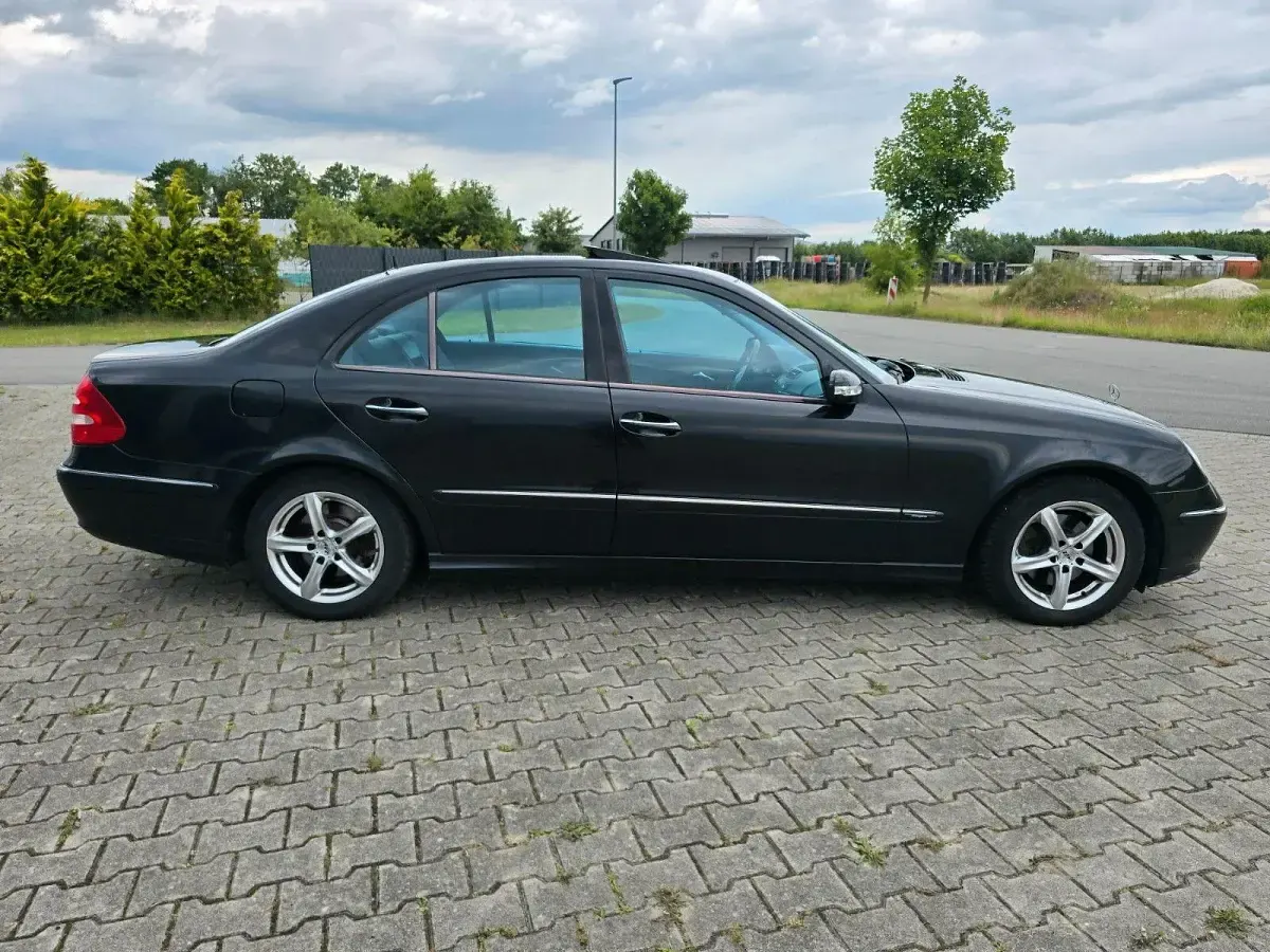 Gebraucht Mercedes E200 Avantgarde 163 PS (119 kW) 2003 Schwarz Limousine