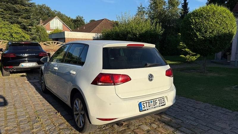 Weiß Gebraucht 2016 VW Golf VII LOUNGE Limousine | 7.999 € (Fairer Preis) - Bild 1/4
