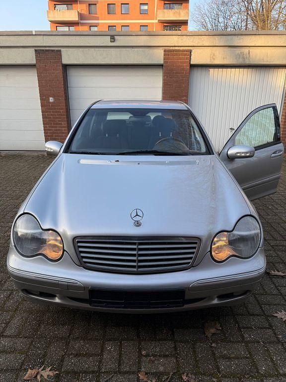 Grau Gebraucht 2003 Mercedes 220 Limousine | 2.800 € - Bild 1/4