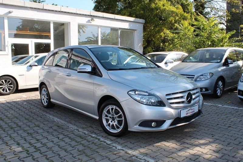 Silber Gebraucht 2012 Mercedes B180 Van / Kleinbus | 7.999 € (Guter Preis) - Bild 1/4