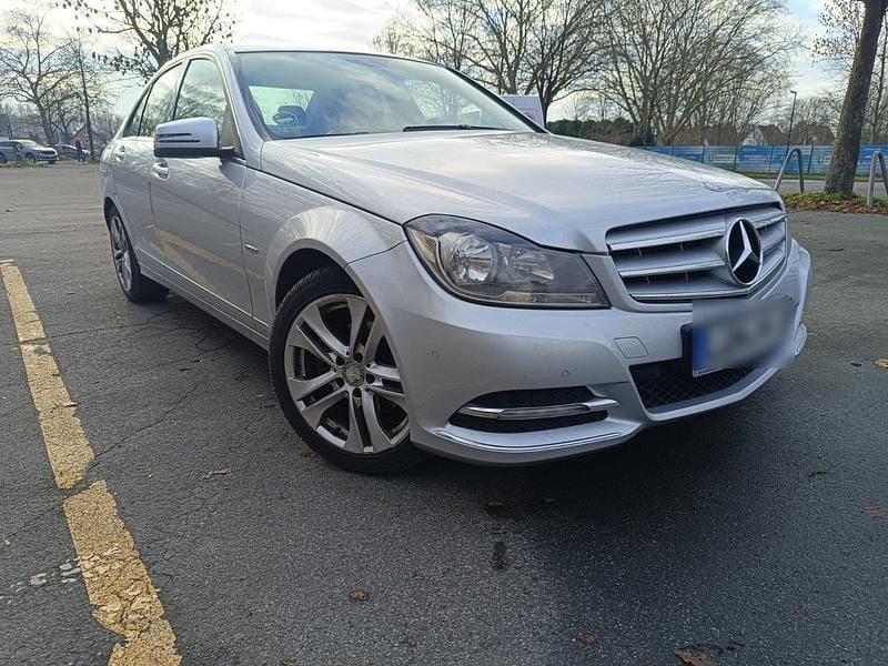 Grau Gebraucht 2012 Mercedes C200 Avantgarde Limousine | 9.990 € (Fairer Preis) - Bild 1/4