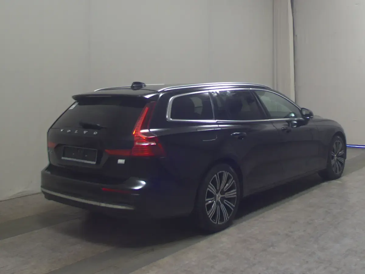 Używany Volvo V60 253 KM (186 kW) 2022 Czarny Kombi