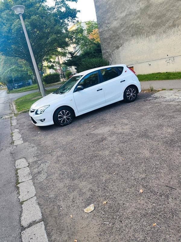 Weiß Gebraucht 2011 Hyundai i30 Kleinwagen | 3.100 € (Guter Preis) - Bild 1/4