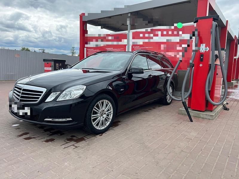 Schwarz Gebraucht 2012 Mercedes E220 Avantgarde Kombi | 9.999 € (Fairer Preis) - Bild 1/4