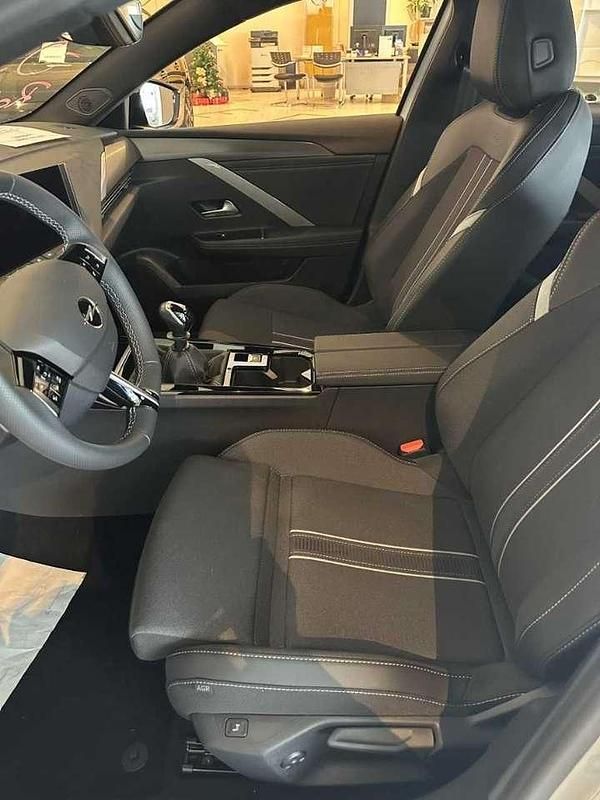 Neu Opel Astra 131 PS (96 kW) 2025 Kristall silber Kombi