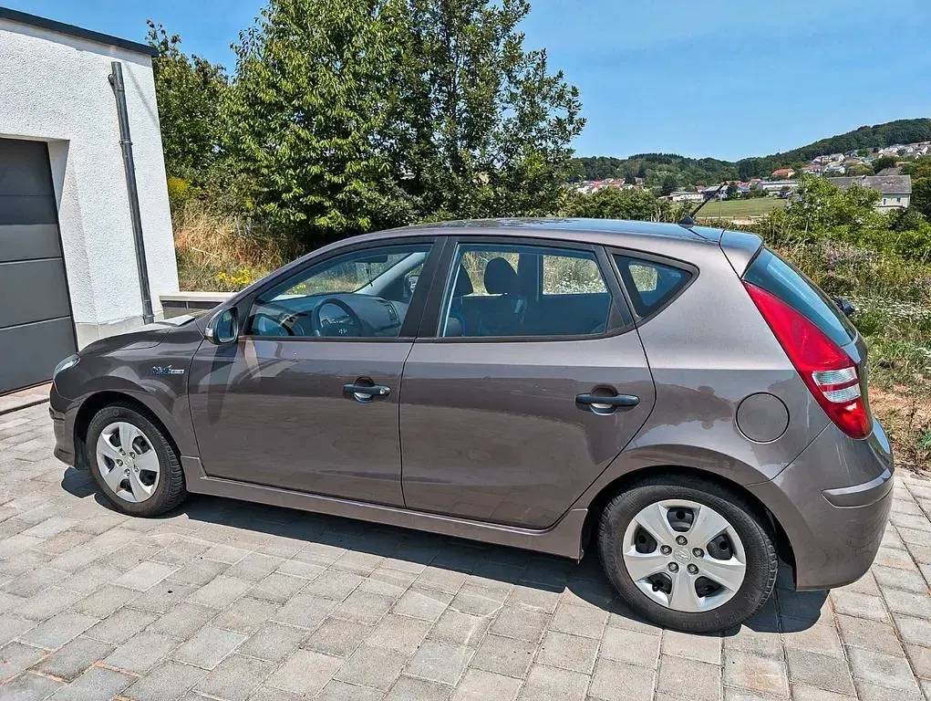 Gebraucht Hyundai i30 Classic 109 PS (80 kW) 2012 Braun Limousine