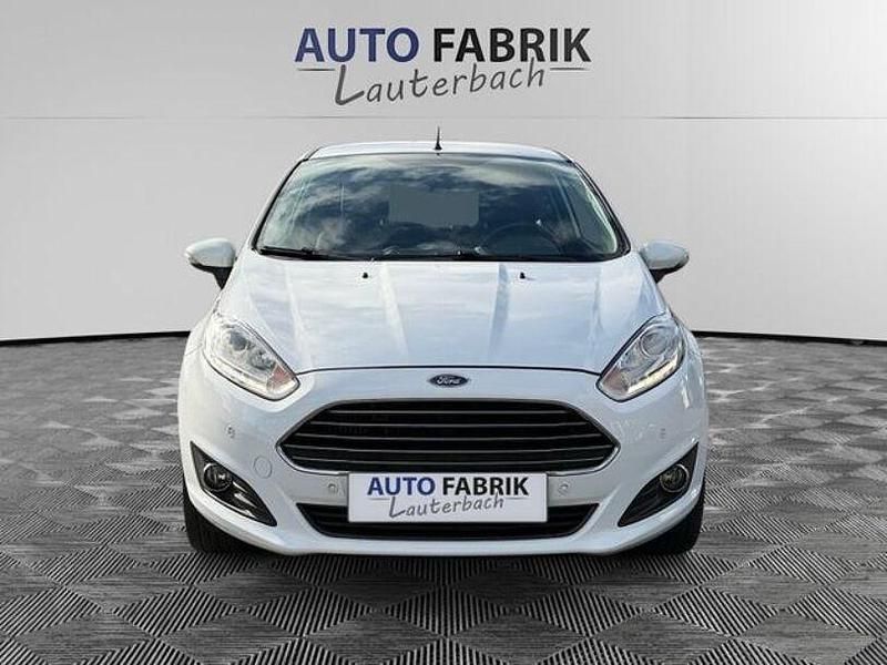 Gebraucht Ford Fiesta Trend 101 PS (74 kW) 2015 Weiß Kleinwagen