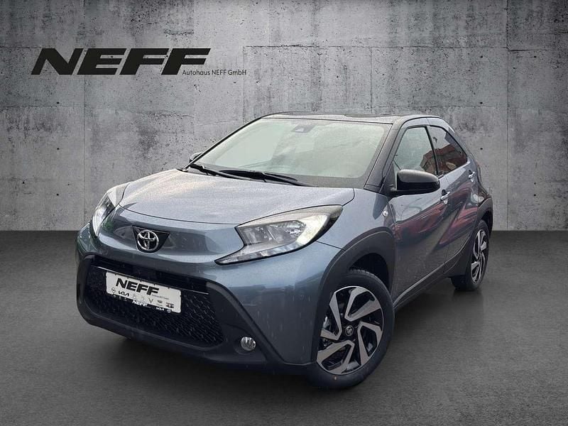 Neu Toyota Aygo X Team 72 PS (52 kW) 2025 Chili red / night sky black SUV