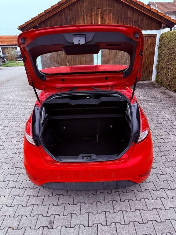 Gebraucht Ford Fiesta Ambiente 60 PS (44 kW) 2016 Rot Kleinwagen