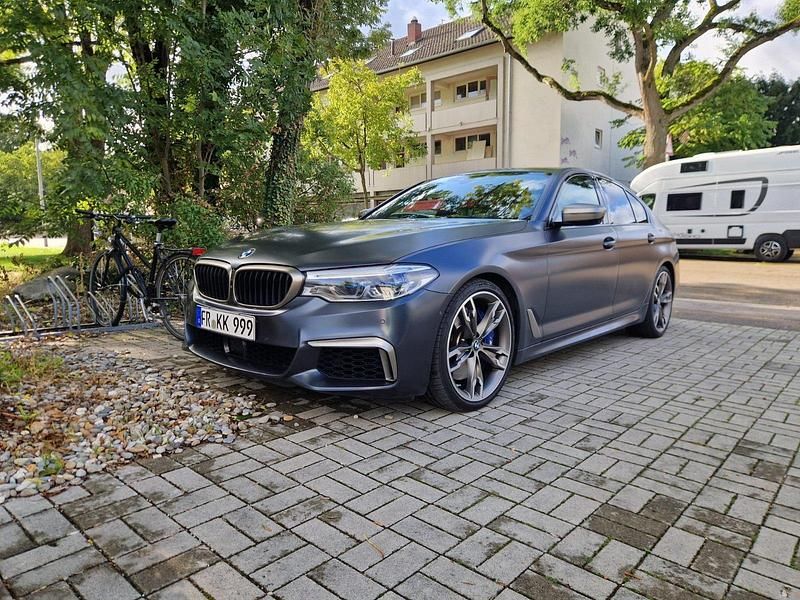 Grau Gebraucht 2020 BMW M550 Comfort Edition Limousine | 52.000 € (Fairer Preis) - Bild 1/4