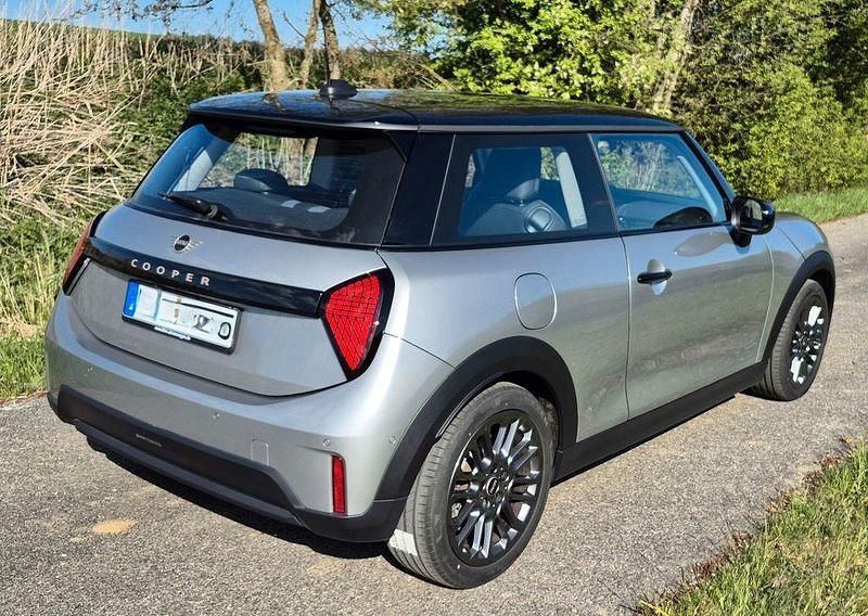 Używany Mini Cooper Classic 156 KM (114 kW) 2024 Srebrny Hatchback