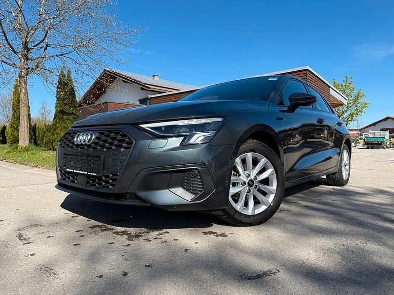 Second-hand Audi A3 S-Line 150 CP (110 kW) 2024 Gri Berlinǎ