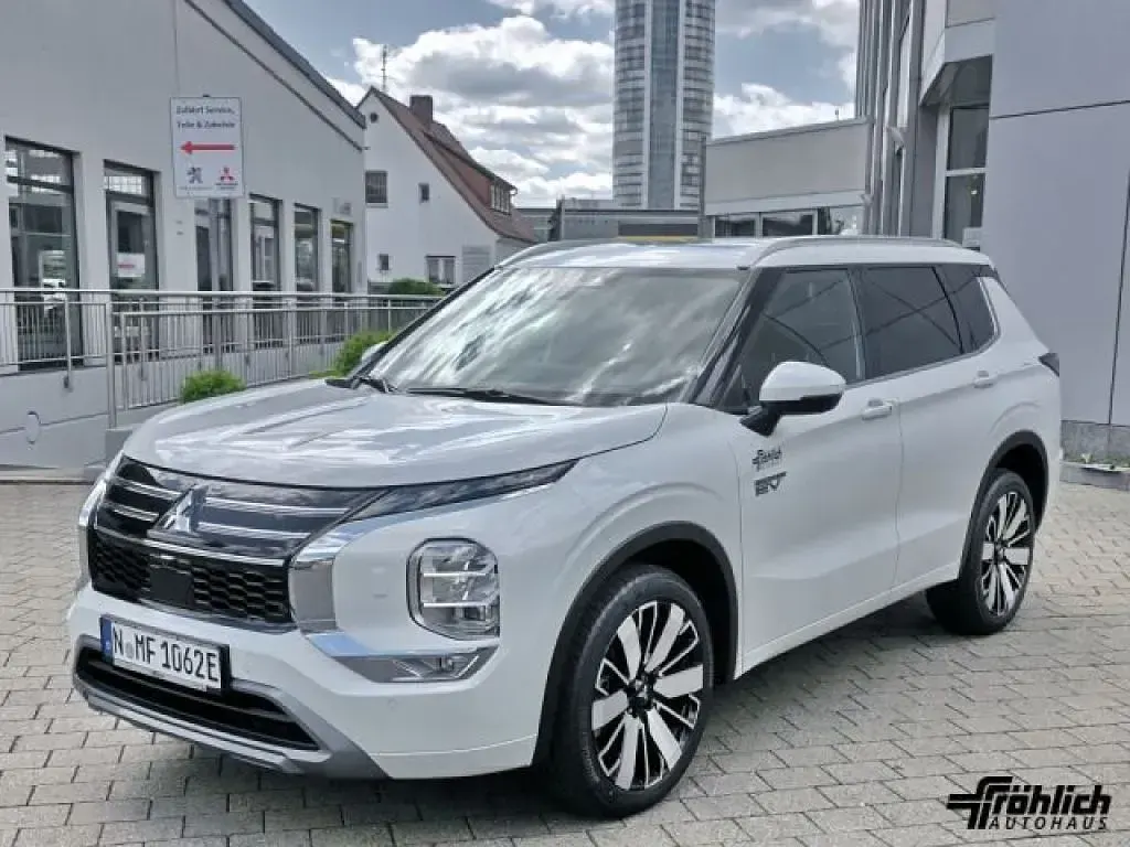 Gebraucht Mitsubishi Outlander P-HEV Top 306 PS (225 kW) 2025 Weiß Limousine