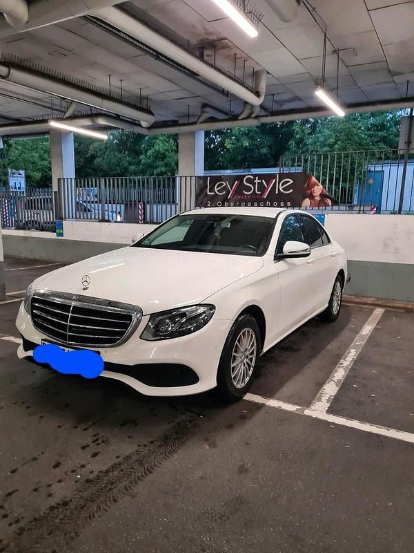 Weiß Gebraucht 2016 Mercedes E200 Limousine | 26.400 € (Etwas zu teuer) - Bild 1/4