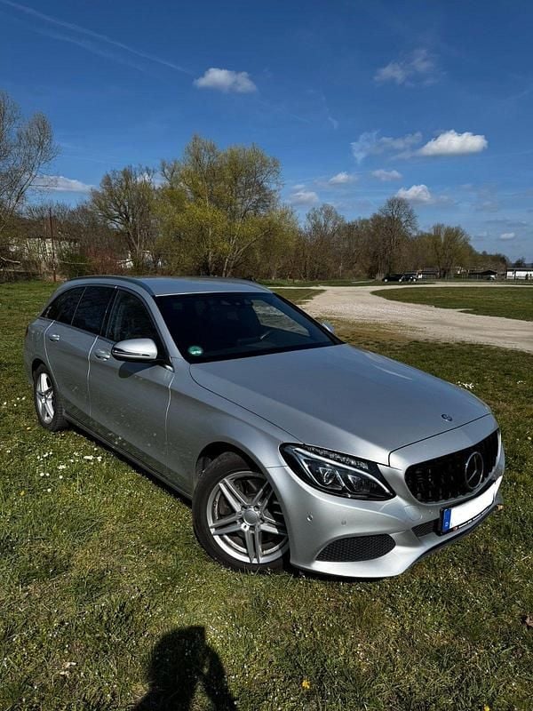 Silber Gebraucht 2016 Mercedes C300e Avantgarde Kombi | 14.999 € - Bild 1/4