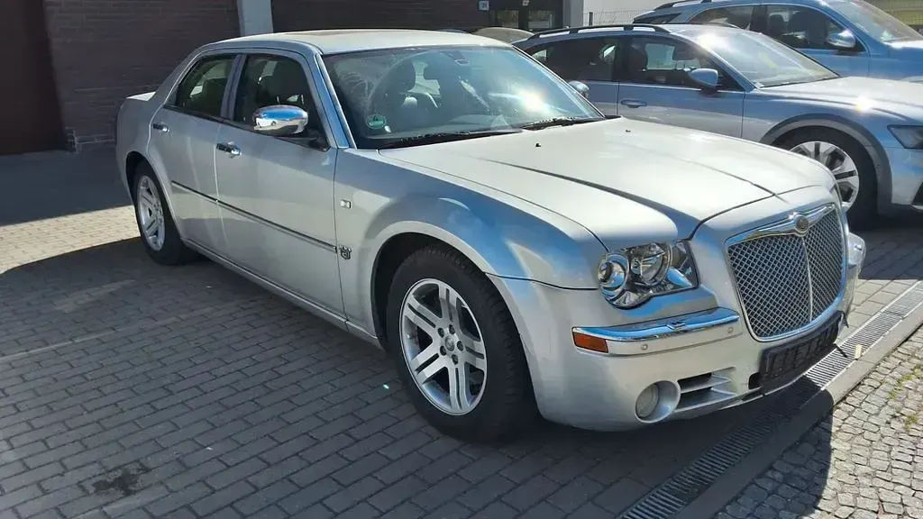 Second-hand Chrysler 300C 218 CP (160 kW) 2008 Argintiu Berlinǎ