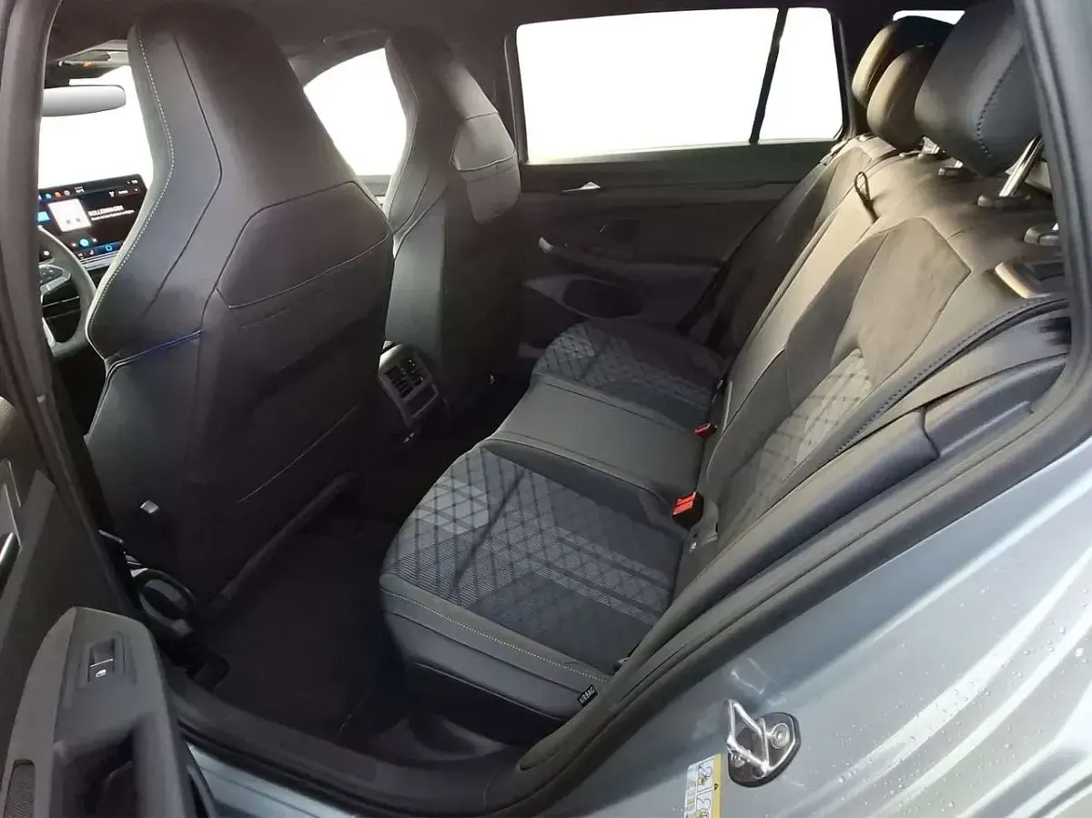 Gebraucht VW Golf VIII R-line 150 PS (110 kW) 2026 Silber Kombi