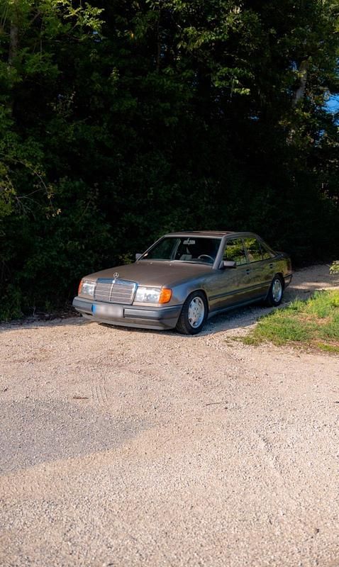 Gebraucht Mercedes E230 132 PS (97 kW) 1984 Braun Limousine
