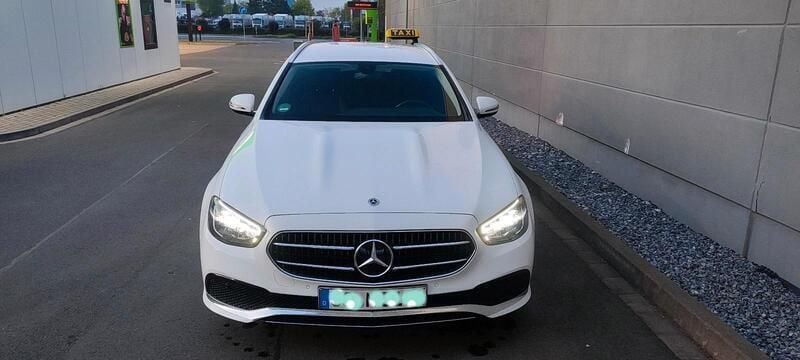 Weiß Gebraucht 2023 Mercedes E220 Kombi | 34.000 € (Superpreis) - Bild 1/4