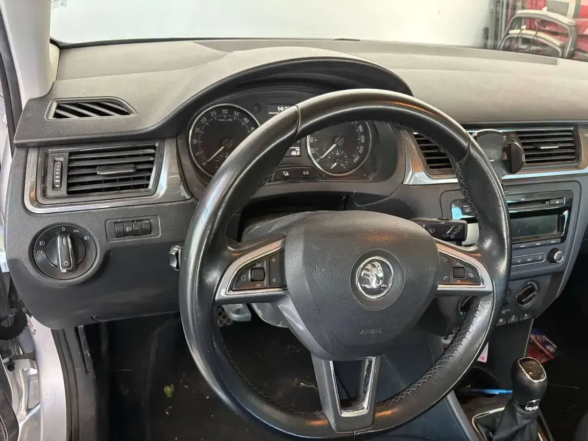 Gebraucht Skoda Rapid Active 90 PS (66 kW) 2015 Silber Kleinwagen