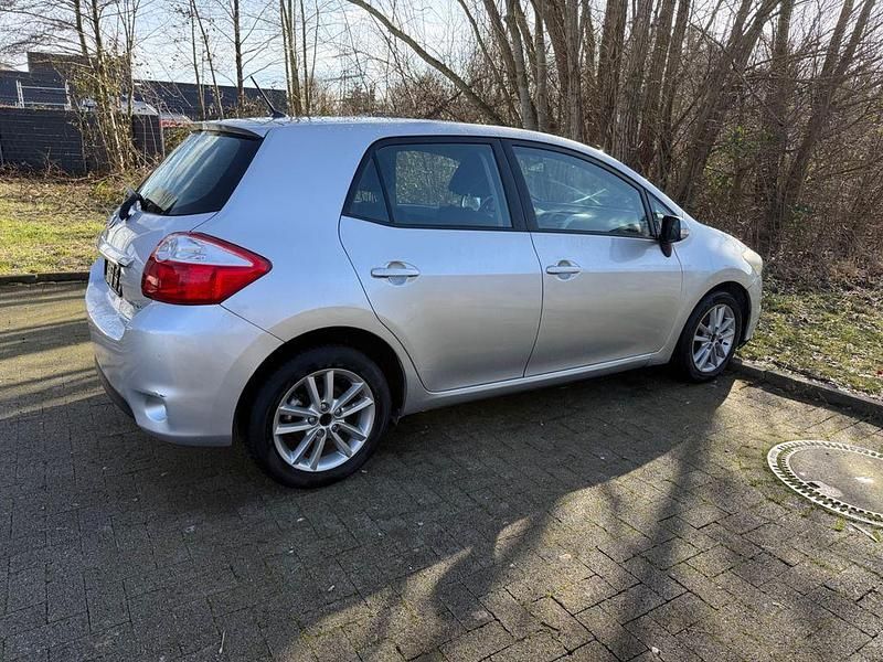 Gebraucht Toyota Auris Life 90 PS (66 kW) 2010 Silber Kleinwagen