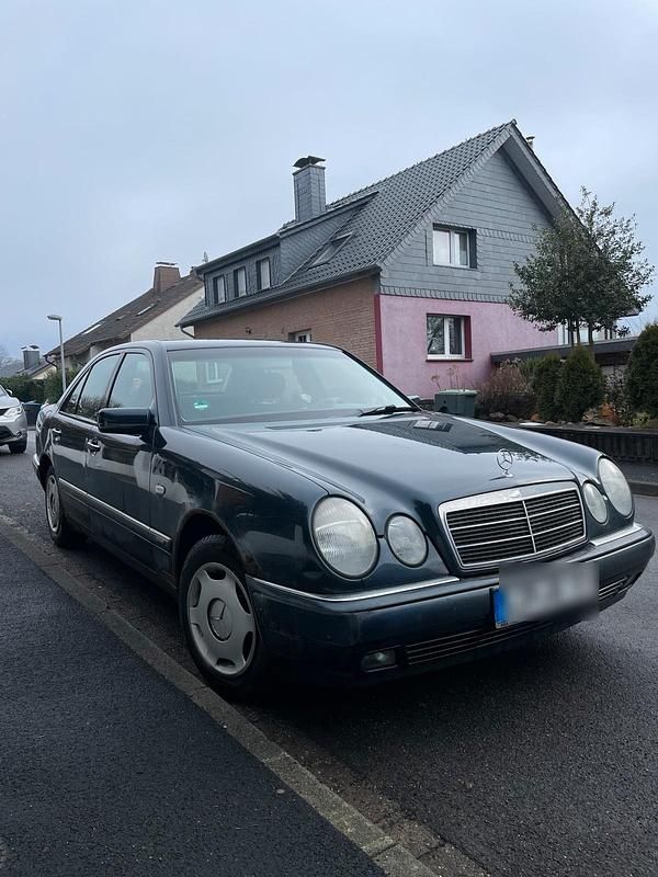 Gebraucht Mercedes E200 136 PS (100 kW) 1998 Blau Limousine