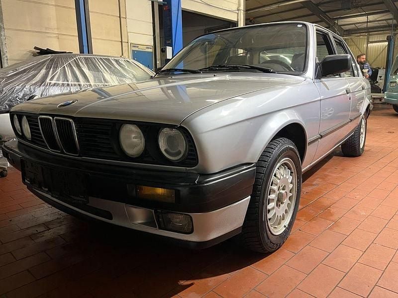 Grau Gebraucht 1992 BMW 320 Limousine | 6.400 € - Bild 1/4