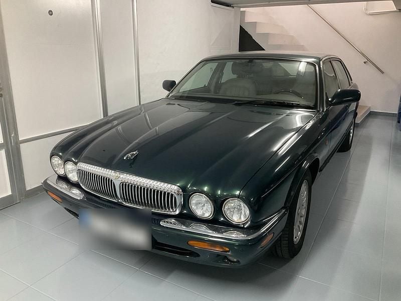 Usata Jaguar XJ8 Executive 2000 Verde Berlina