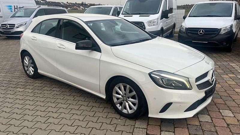 Gebraucht Mercedes A180 122 PS (89 kW) 2017 Weiß Limousine