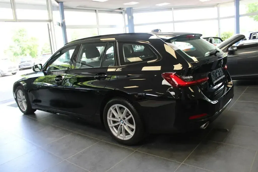 Gebraucht BMW 318 156 PS (114 kW) 2024 Schwarz Kombi
