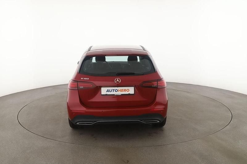 Gebraucht Mercedes B180 Progressive 150 PS (110 kW) 2024 Rot Van / Kleinbus