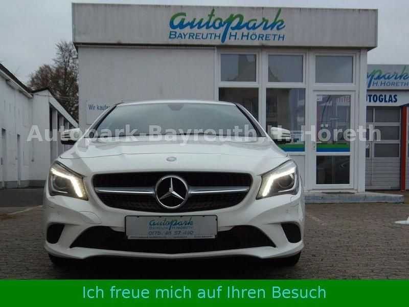 Weiß Gebraucht 2016 Mercedes CLA200 Shooting Brake Kombi | 19.990 € (Etwas zu teuer) - Bild 1/4
